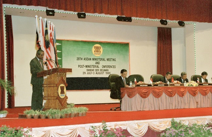 Bộ trưởng Ngoại giao Singapore S. Jayakumar phát biểu, chào mừng Việt Nam là thành viên thứ 7 ASEAN. (Ảnh: Trần Sơn/TTXVN)