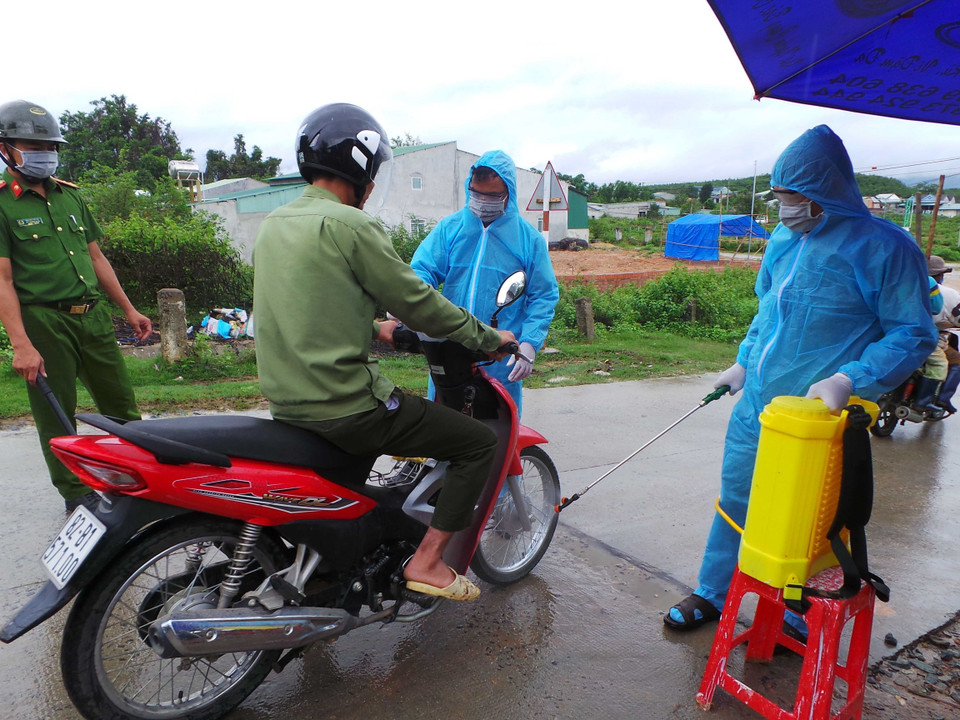 Chốt kiểm dịch do Ủy ban Nhân dân huyện Sa Thầy (Kon Tum) tổ chức tại khu vực làng O, làng Trang, xã Ya Xiêr để ngăn chặn dịch bạch hầu lan rộng. (Ảnh: TTXVN)