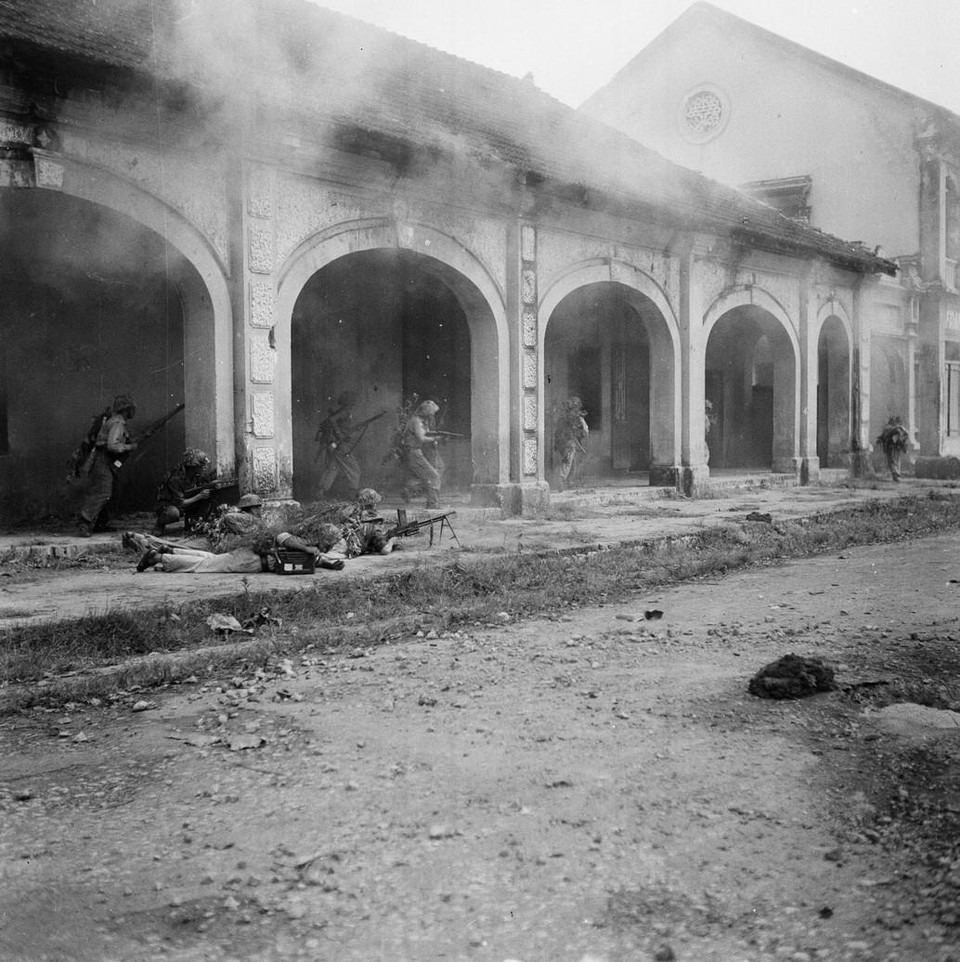 Vệ Quốc đoàn lập chốt chiến đấu tại chợ Đồng Xuân. (Ảnh: Tư liệu TTXVN)