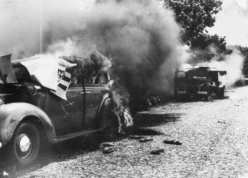 Xe của giặc bị phá hủy tại trận Giòng Dứa (Mỹ Tho). (Ảnh: Tư liệu TTXVN)