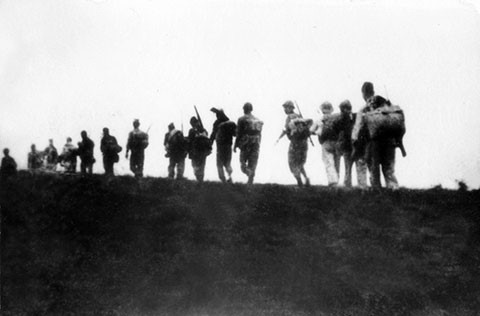 Đêm 17, rạng sáng 18/2/1947, lực lượng của Trung đoàn Thủ đô chia thành từng đơn vị nhỏ cùng nhân dân Liên khu phố I lặng lẽ đi dưới gầm cầu Long Biên, vượt sông Hồng, sông Đuống, bí mật vượt qua vòng vây an toàn lên chiến khu, kết thúc 60 ngày đêm giam chân quân Pháp trong lòng Hà Nội. (Ảnh: Tư liệu/TTXVN)