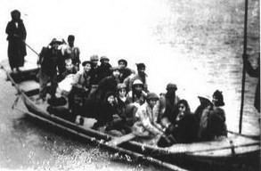  Đêm 17, rạng sáng 18/2/1947, lực lượng của Trung đoàn Thủ đô chia thành từng đơn vị nhỏ cùng nhân dân Liên khu phố I lặng lẽ đi dưới gầm cầu Long Biên, vượt sông Hồng, sông Đuống, bí mật vượt qua vòng vây an toàn lên chiến khu, kết thúc 60 ngày đêm giam chân quân Pháp trong lòng Hà Nội. (Ảnh: Tư liệu/TTXVN)