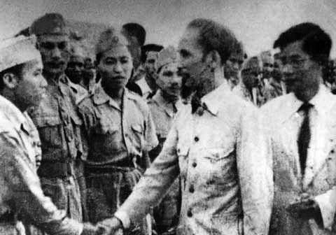  Chủ tịch Hồ Chí Minh đến thăm một đơn vị 'quyết tử' của Hà Nội đầu năm 1947. (Ảnh: Tư liệu/TTXVN)