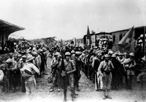 Ngày 26/9/1945, tại ga Hàng Cỏ, đoàn quân Nam tiến đầu tiên rời Hà Nội vào chi viện cho miền Nam, mở đầu cho phong trào Nam tiến, cả nước sát cánh cùng đồng bào Nam bộ và Nam Trung bộ đánh giặc cứu nước. (Ảnh: Tư liệu/TTXVN)