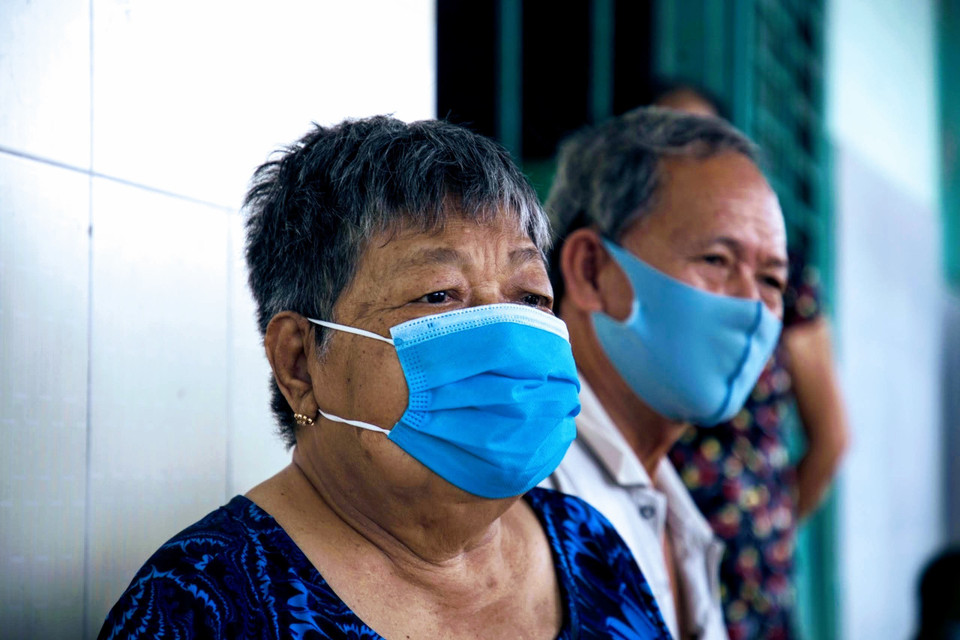Bà Nguyễn Ngọc Xê (71 tuổi, tỉnh Đồng Tháp) là bệnh nhân mắc suy thận mạn phải chạy thận mỗi tuần 3 lần. Dịch ập đến khiến vợ chồng bà kẹt lại Cần Thơ, phải sống nhờ sự hỗ trợ của các nhà hảo tâm. (Ảnh: Thanh Liêm/TTXVN)