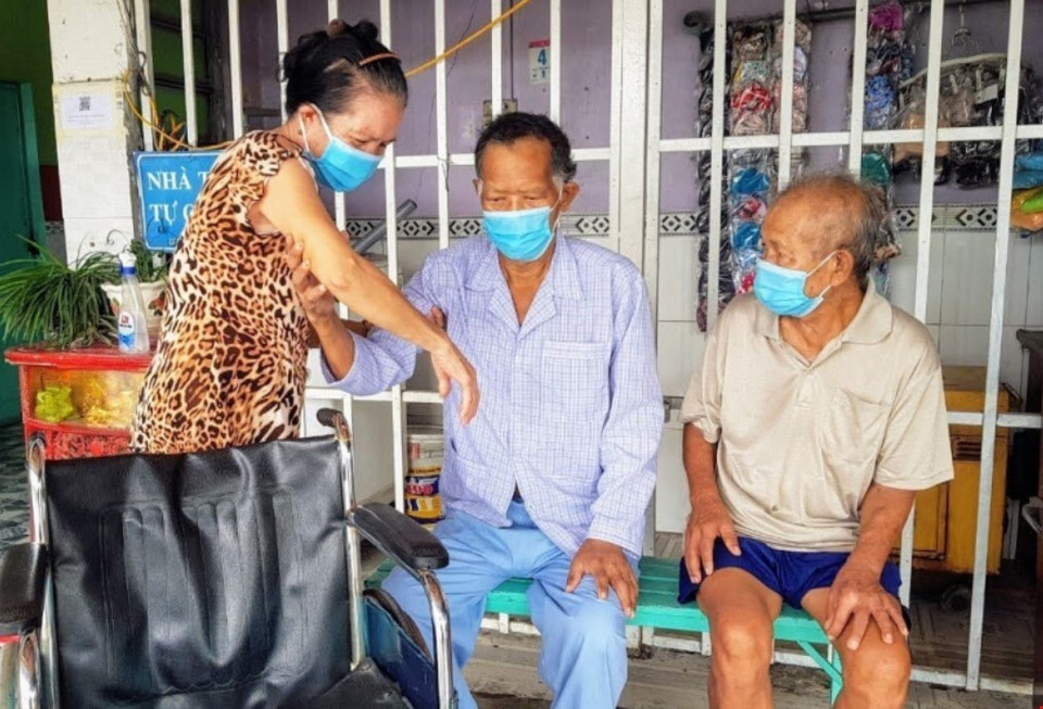 Do dịch bệnh, các bệnh nhân chạy thận ở nhiều tỉnh Đồng bằng sông Cửu Long bị kẹt lại Cần Thơ. Họ may mắn được một nhà trọ ở phường Hưng Thạnh, quận Cái Răng cho tạm trú qua mùa dịch với tiền phòng giảm còn một nửa. (Ảnh: Thanh Liêm/TTXVN)