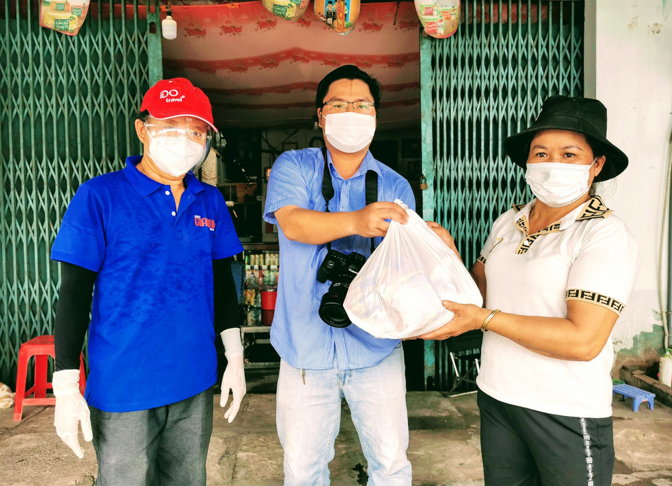 Các nhà hảo tâm đến trao quà hỗ trợ cho bệnh nhân chạy thận.(Ảnh: Thanh Liêm/TTXVN)