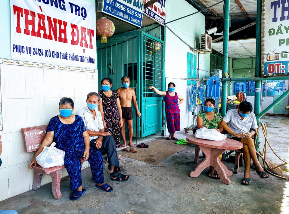 Các bệnh nhân chạy thận tạm trú tại Nhà trọ Thành Đạt (phường Hưng Thạnh, quận Cái Răng, thành phố Cần Thơ). (Ảnh: Thanh Liêm/TTXVN)