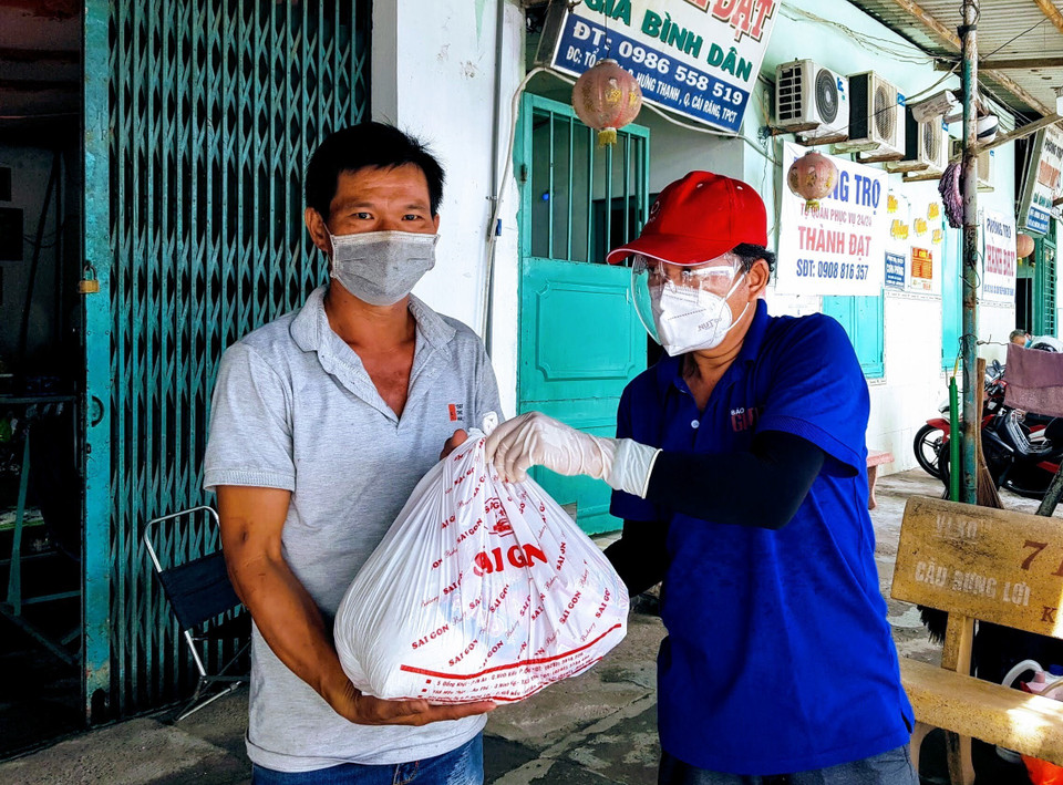 Anh Phạm Đỗ Minh Trung (quận Ninh Kiều, thành phố Cần Thơ) vận động các suất quà đến trao tặng cho các bệnh nhân chạy thận. (Ảnh: Thanh Liêm/TTXVN)