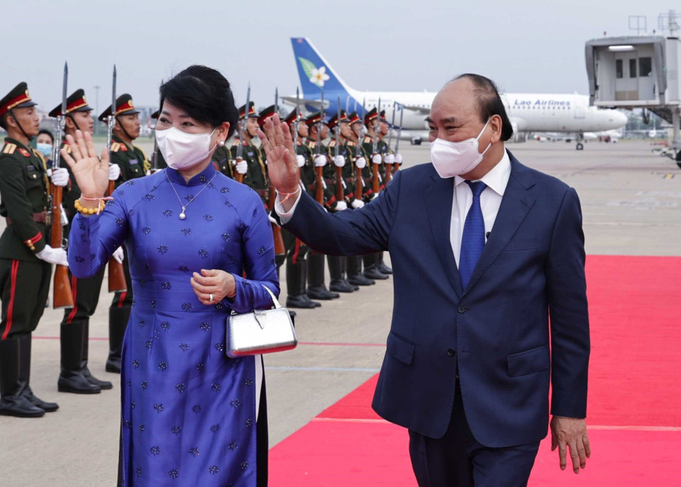 Lễ tiễn Chủ tịch nước Nguyễn Xuân Phúc và Phu nhân tại Sân bay quốc tế Wattay. (Ảnh: Thống Nhất/TTXVN)