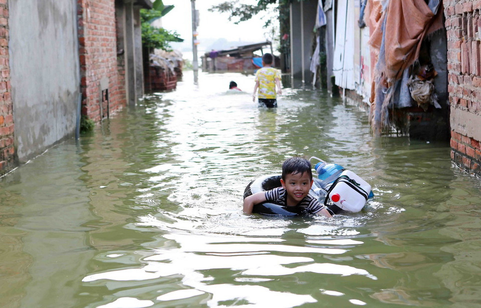 Thôn Muôn vẫn ngập chìm trong nước. (Ảnh: Thành Đạt/TTXVN)