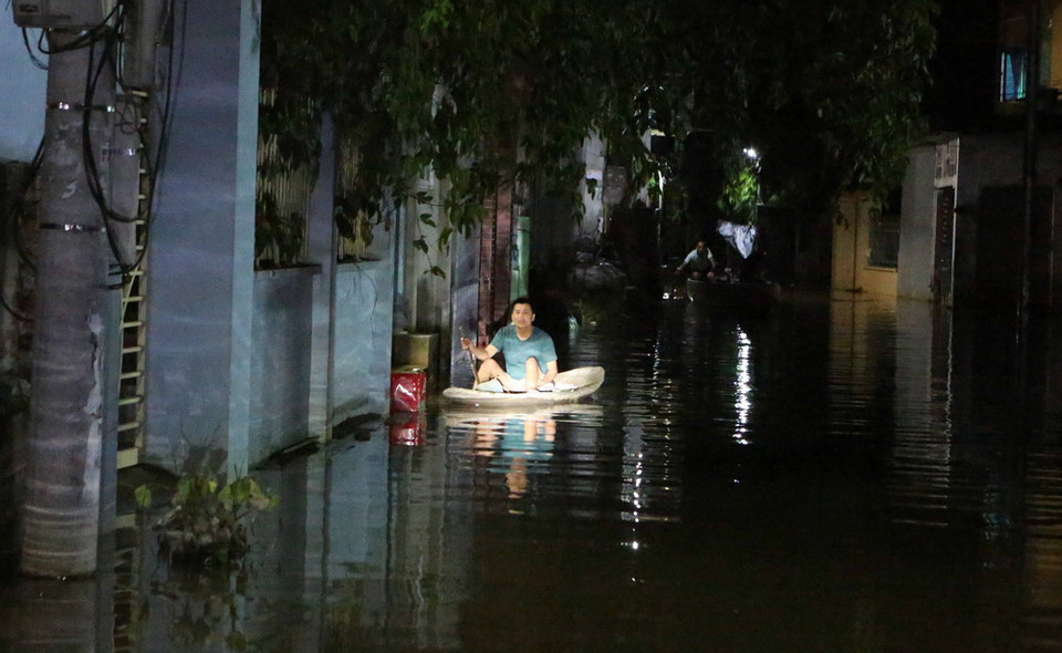 Cuộc sống của người dân thôn Bến Vôi đang gặp rất nhiều khó khăn, việc di chuyển đều phải bằng thuyền. (Ảnh: Thành Đạt/TTXVN)