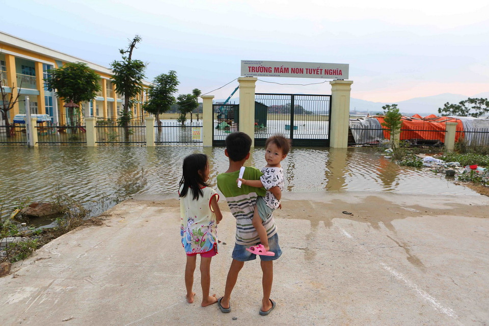 Trường mầm non Tuyết Nghĩa, huyện Quốc Oai, ngập trong nước, trẻ em không thể đến trường. (Ảnh: Thành Đạt/TTXVN)