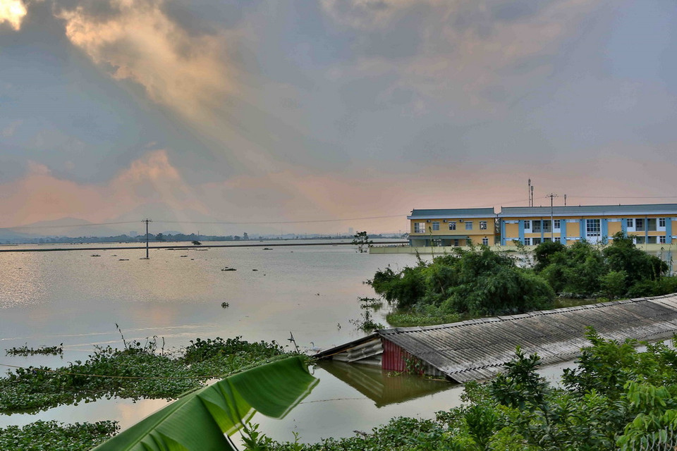 Những ngôi nhà ngập đến mái tại thôn Cấn Thượng. (Ảnh: Thành Đạt/TTXVN)