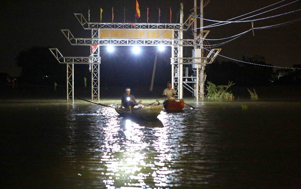Cuộc sống của người dân thôn Bến Vôi đang gặp rất nhiều khó khăn, việc di chuyển đều phải bằng thuyền. (Ảnh: Thành Đạt/TTXVN)