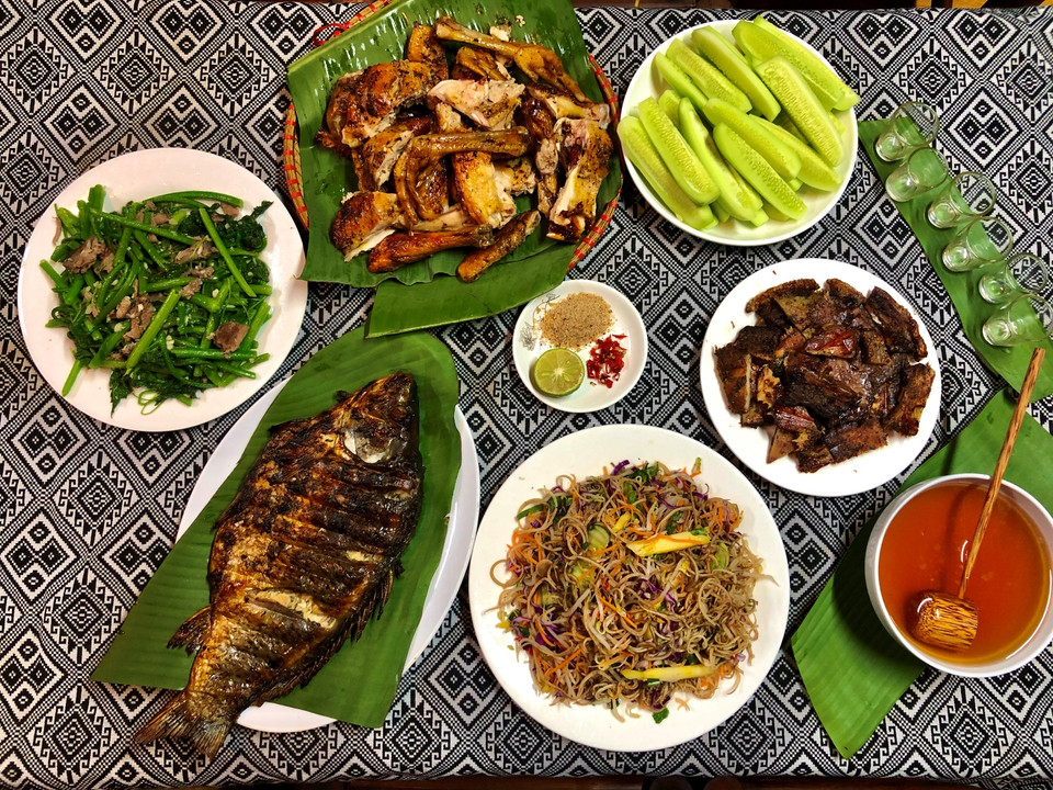 Mâm cỗ mang đậm bản sắc và hương vị của núi rừng Tây Bắc. (Ảnh: Vietnam+)