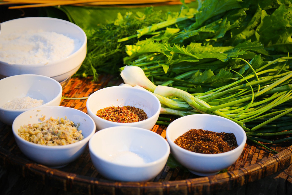 Mắc khén là một trong những loại gia vị độc đáo mà núi rừng Tây Bắc đã ban tặng người dân nơi đây. Hạt dổi cũng là gia vị không thể thiếu để tẩm ướp các món nướng như gà nướng, thịt ba chỉ nướng, sườn nướng... Hạt dổi thường được giã nhỏ trộn với muối chanh, ớt thành thứ nước chấm cay cay, chua chua, thơm ngậy vô cùng đặc biệt để chấm thịt gà, thịt luộc; hay đơn giản nhất, chấm xôi trắng với muối rang hạt dổi thôi cũng đã đủ thơm ngon. (Ảnh: Vietnam+)