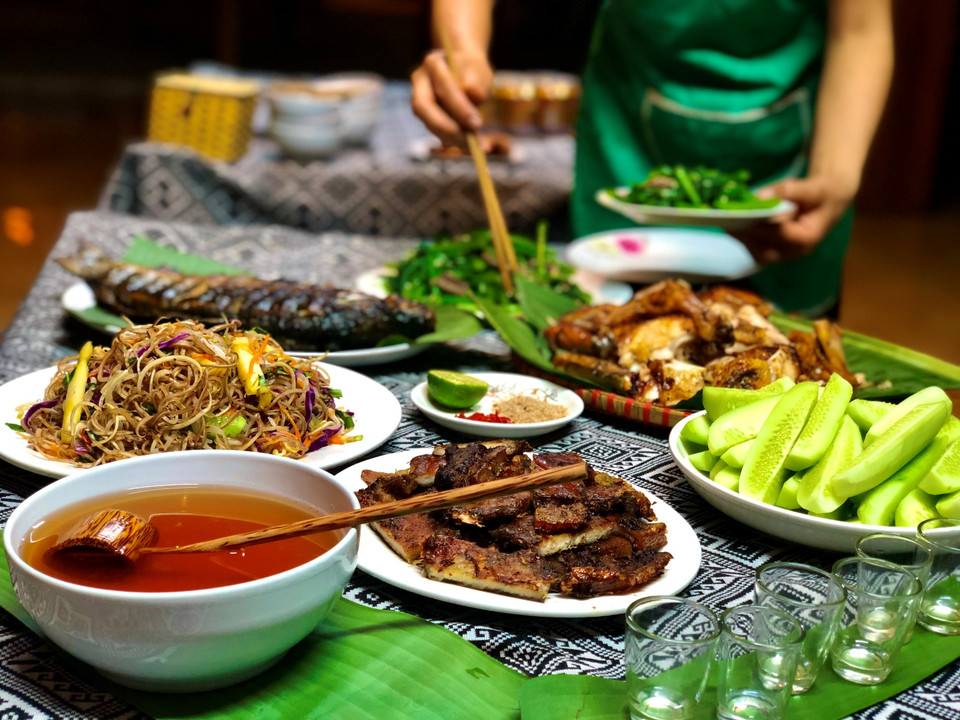 Rượu và các món nướng là hai thức đặc biệt không thể thiếu trong mâm cỗ của người dân vùng Tây Bắc. (Ảnh: Vietnam+)