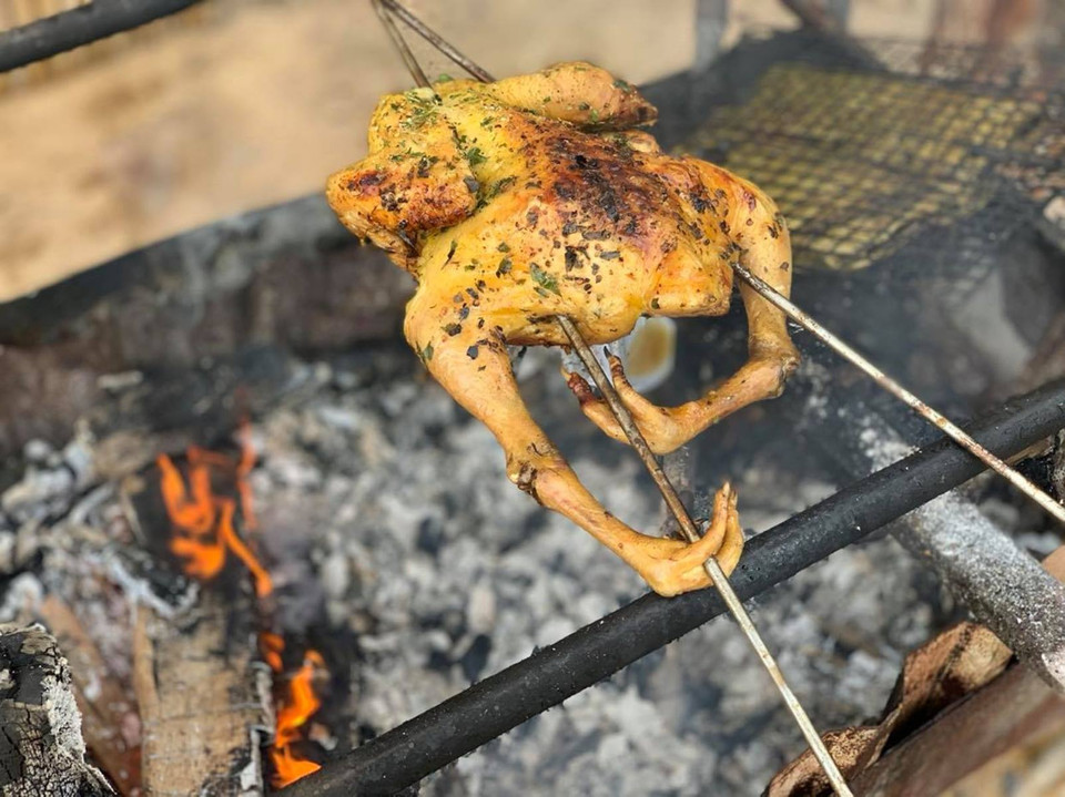 Các món nướng là đặc trưng ẩm thực người Thái. Gà nướng mắc khén vỏ thơm giòn rụm. (Ảnh: Vietnam+)