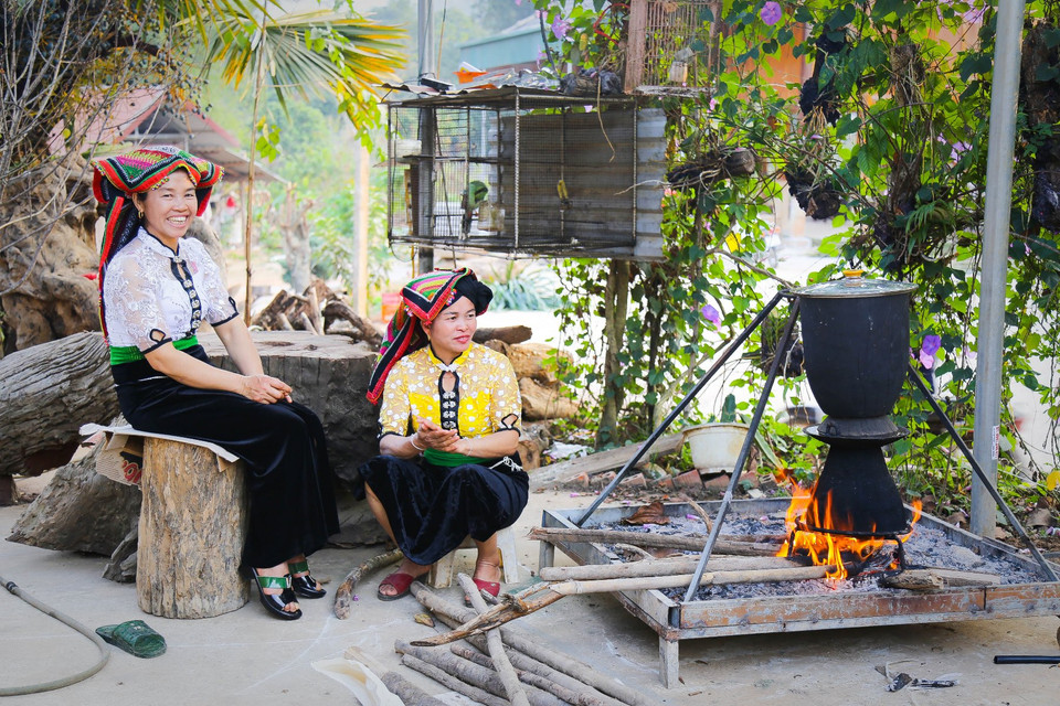 Dụng cụ đồ xôi của người Thái ở Sơn La có 2 tầng, tầng trên là trõ đồ bằng gỗ. (Ảnh: Vietnam+)