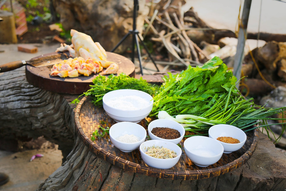 Quê hương 'Tây Tiến' có nhiều nguyên liệu chế biến món ăn vô cùng nổi tiếng, nhất là mắc khén, hạt dổi – 2 loại gia vị không thể thiếu trong các món ăn đặc trưng hương vị Tây Bắc. (Ảnh: Vietnam+)