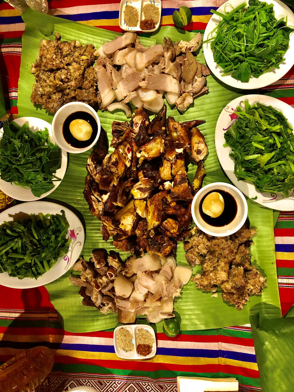 Mâm cỗ mang đậm bản sắc và hương vị của núi rừng Tây Bắc. (Ảnh: Vietnam+)