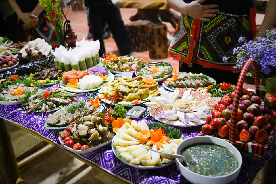 Mâm cỗ đầy màu sắc ở Mộc Châu, Sơn La khi nhà có khách. (Ảnh: Vietnam+)