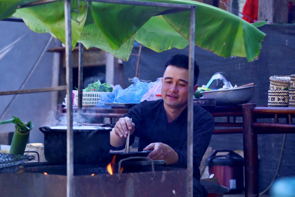 Những người đàn ông Thái cũng đảm đang và khéo léo không kém phần các chị em phụ nữ. (Ảnh: Vietnam+)