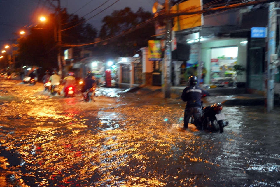 Giao thông qua lại gặp nhiều khó khăn, nhiều phương tiện bị chết máy. (Ảnh: Mạnh Linh/TTXVN)