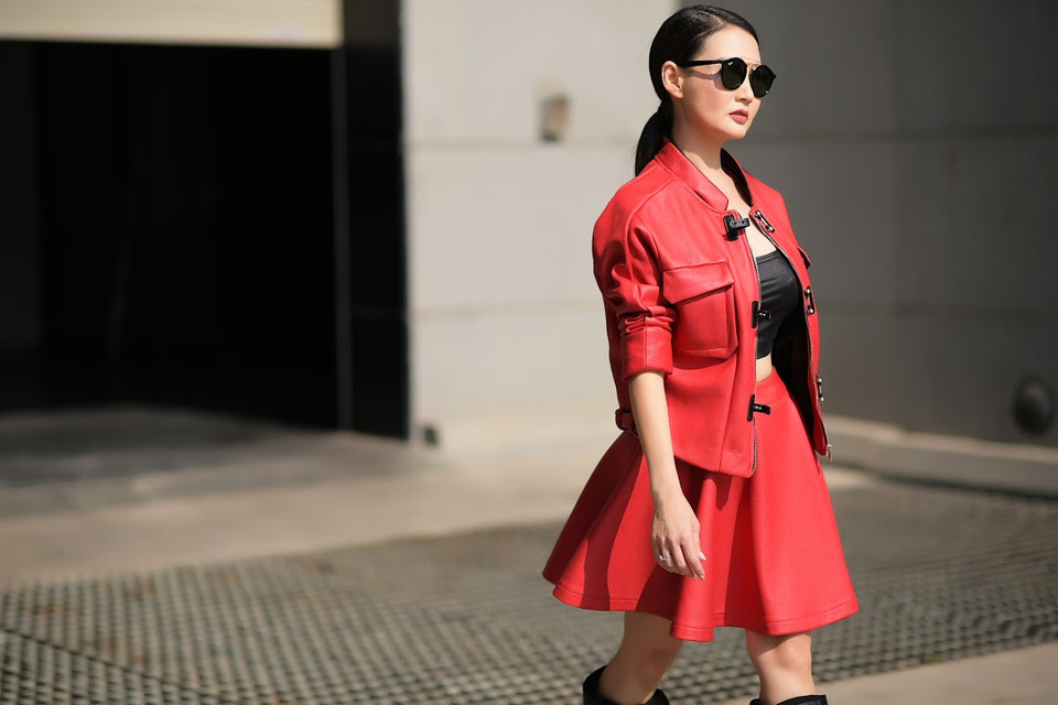 Kết hợp cùng mắt kính thời trang, bốt cao cổ, Hoa hậu Sương Đặng khiến người đối diện khó đoán được tuổi. (Ảnh: Mượt)