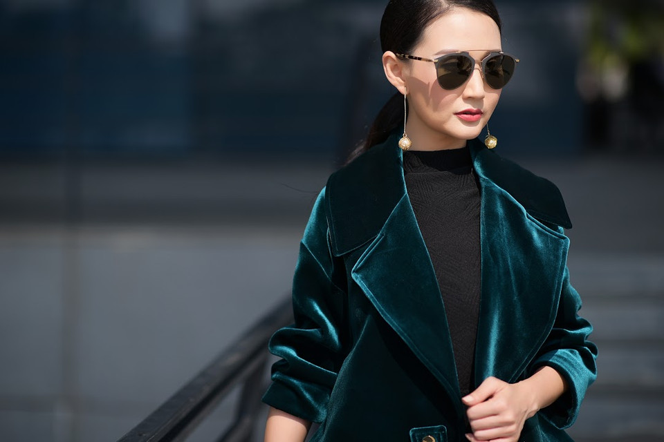 Hình ảnh trẻ trung của Hoa hậu Quý bà Sương Đặng. (Ảnh: Mượt) Với những set đồ trẻ trung trong bộ hình mới, Hoa hậu Quý bà Sương Đặng táo bạo diện váy ngắn khá "xì tin," nhưng lại được mix khéo léo cùng các mẫu áo khoác đang “hot” năm nay như áo biker da, áo bomber cổ vest, áo bomber da... Cùng ngắm những thiết kế trẻ trung dành cho U50 do Mượt thực hiện: