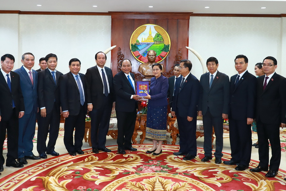 Thủ tướng Nguyễn Xuân Phúc tặng bộ từ điển Việt-Lào, Lào-Việt cho Chủ tịch Quốc hội Lào Pany Yathotou. (Ảnh: Thống Nhất/TTXVN)