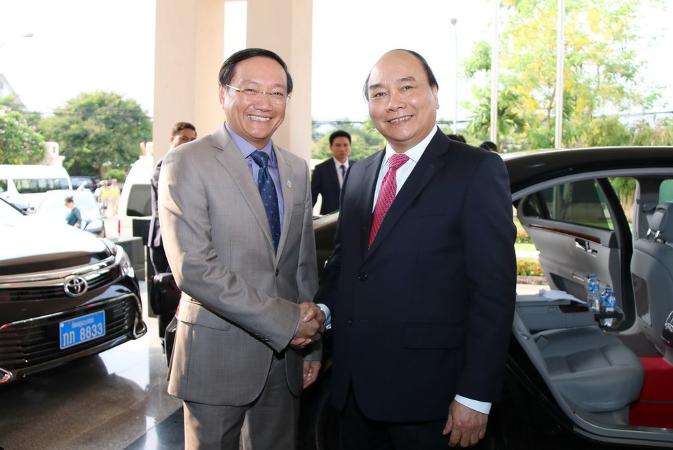 Thủ tướng Nguyễn Xuân Phúc với Đại sứ Việt Nam tại Lào Nguyễn Bá Hùng. (Ảnh: Phạm Kiên/TTXVN)