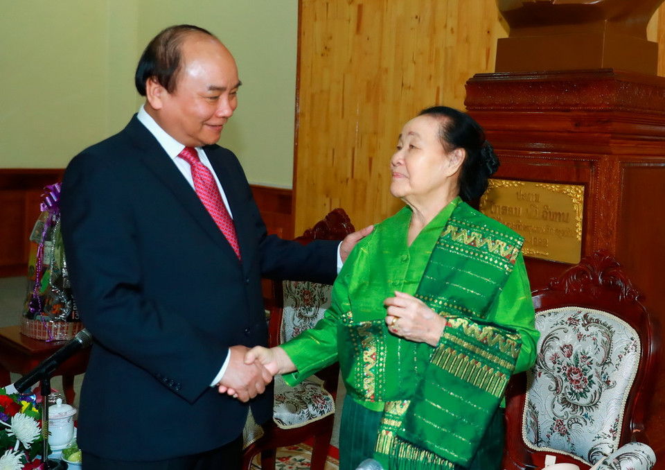 Thủ tướng Nguyễn Xuân Phúc gặp gỡ gia đình cố Chủ tịch Souphanouvong. (Ảnh: Thống Nhất/TTXVN)