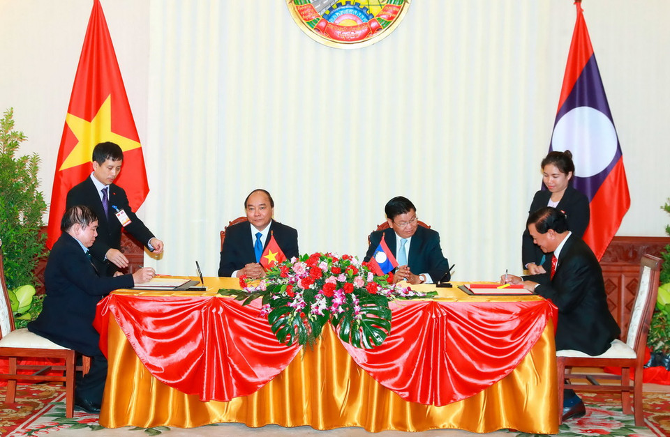 Thủ tướng Nguyễn Xuân Phúc và Thủ tướng Lào Thongloun Sisoulith chứng kiến Lễ ký kết các văn kiện hợp tác Việt Nam-Lào. (Ảnh: Thống Nhất/TTXVN)