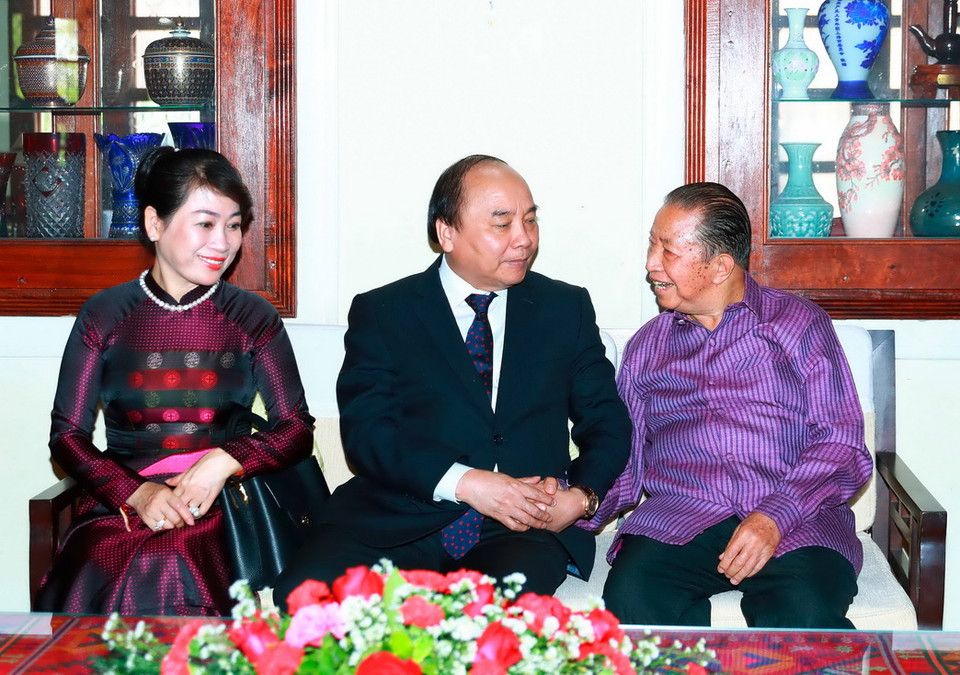 Thủ tướng Nguyễn Xuân Phúc cùng Phu nhân đến thăm đồng chí Thongsing Thammavong, nguyên Thủ tướng Lào. (Ảnh: Thống Nhất/TTXVN)