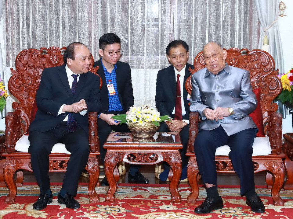Thủ tướng Nguyễn Xuân Phúc đến thăm đồng chí Khamtay Siphandon, nguyên Chủ tịch Đảng, nguyên Chủ tịch nước Lào. (Ảnh: Thống Nhất/TTXVN)
