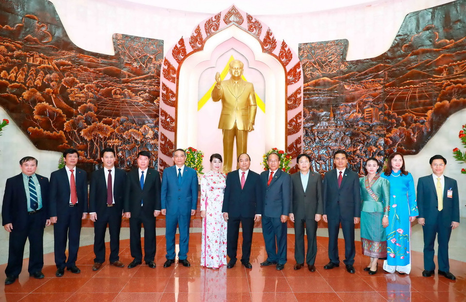 Thủ tướng Nguyễn Xuân Phúc đến thăm Bảo tàng cố Chủ tịch Kaysone Phomvihane và gặp gỡ gia đình cố Chủ tịch. (Ảnh: Thống Nhất/TTXVN)