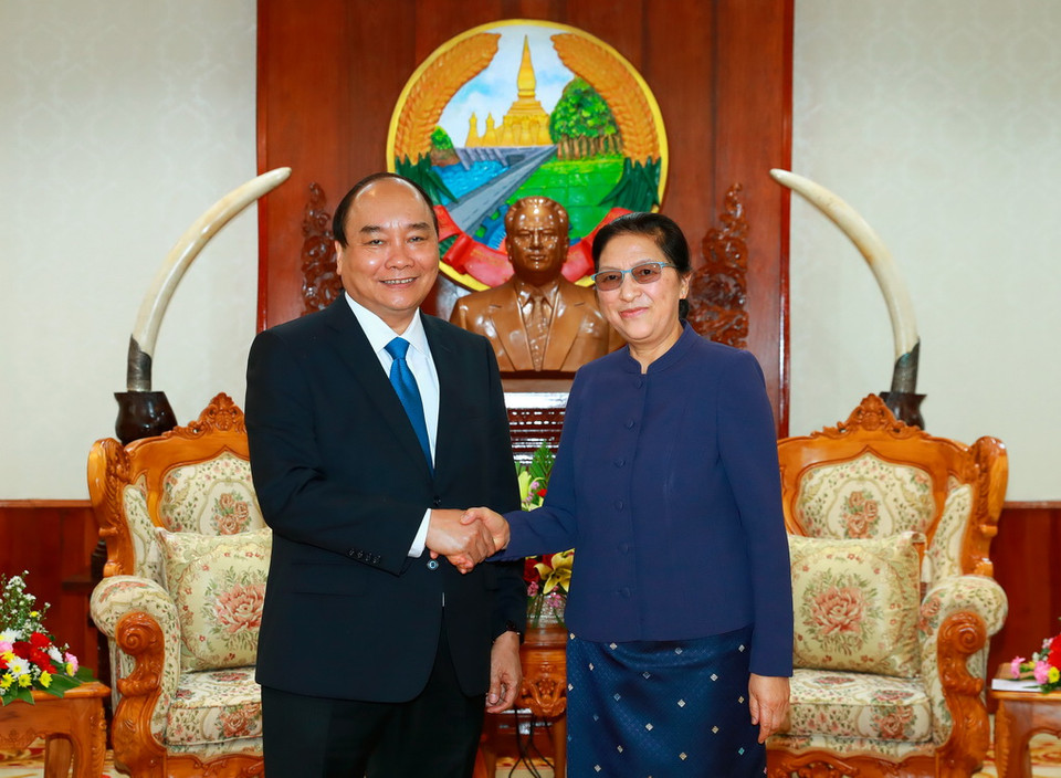 Thủ tướng Nguyễn Xuân Phúc hội kiến với Chủ tịch Quốc hội nước Cộng hòa Dân chủ Nhân dân Lào Pany Yathotou. (Ảnh: Thống Nhất/TTXVN)