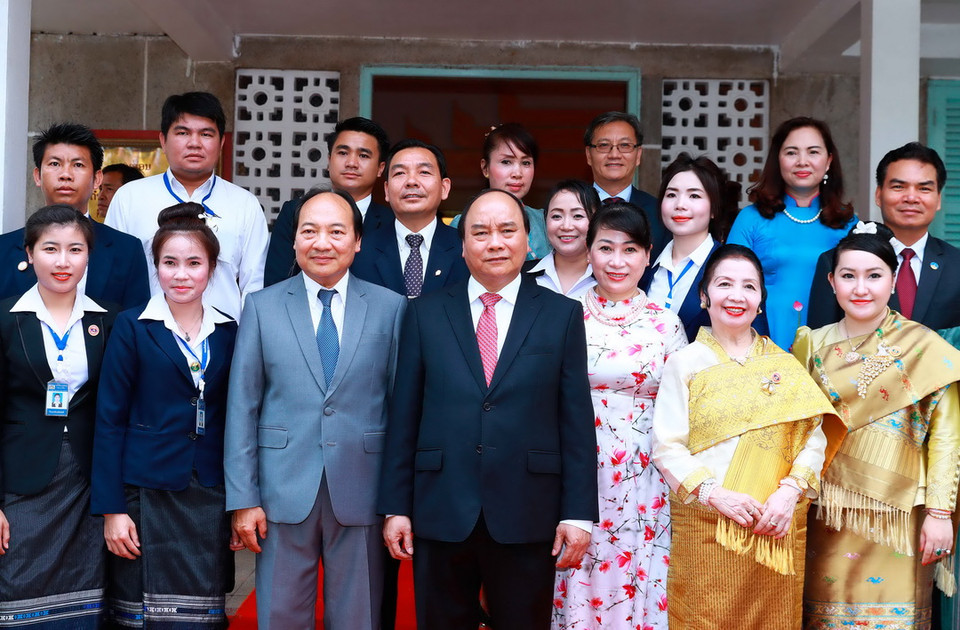 Thủ tướng Nguyễn Xuân Phúc cùng Phu nhân thăm Nhà lưu niệm cố Chủ tịch Souphanouvong và gặp gỡ gia đình cố Chủ tịch Souphanouvong. (Ảnh: Thống Nhất/TTXVN)