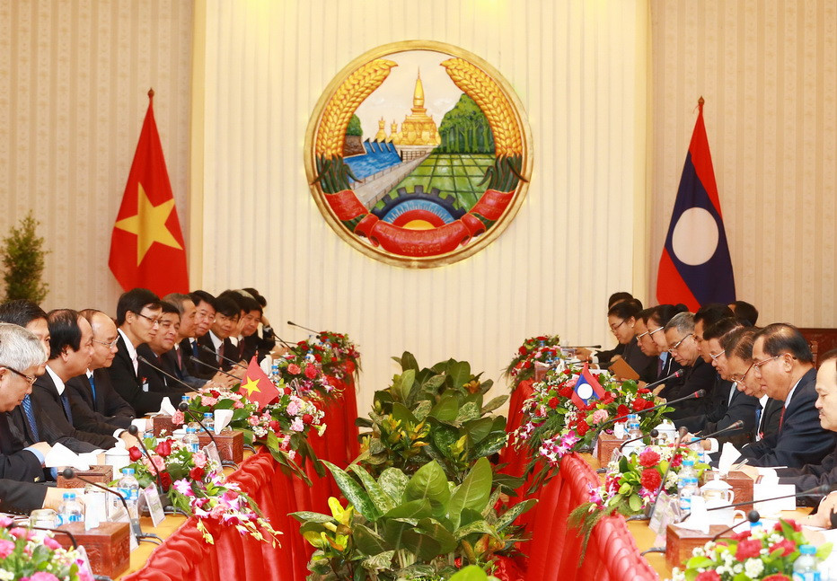 Thủ tướng Nguyễn Xuân Phúc và Thủ tướng Lào Thongloun Sisoulith hội đàm. (Ảnh: Thống Nhất/TTXVN)