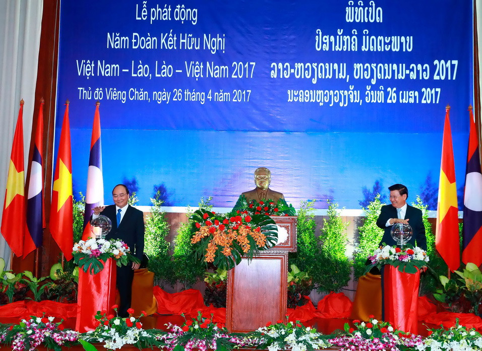  Thủ tướng Nguyễn Xuân Phúc và Thủ tướng Lào Thongloun Sisoulith đồng chủ trì lễ phát động Năm Đoàn kết hữu nghị Việt Nam- Lào 2017. (Ảnh: Thống Nhất/TTXVN)