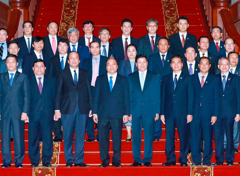  Thủ tướng Nguyễn Xuân Phúc và Thủ tướng Lào Thongloun Sisoulith với các đại biểu. (Ảnh: Thống Nhất/TTXVN)