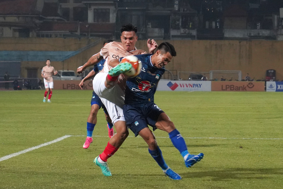 Dù phải làm khách nhưng các cầu thủ LPBank Hoàng Anh Gia Lai nhập cuộc khá chủ động và có bàn thắng sớm do công của Châu Ngọc Quang. (Ảnh: Việt Anh/Vietnam+)