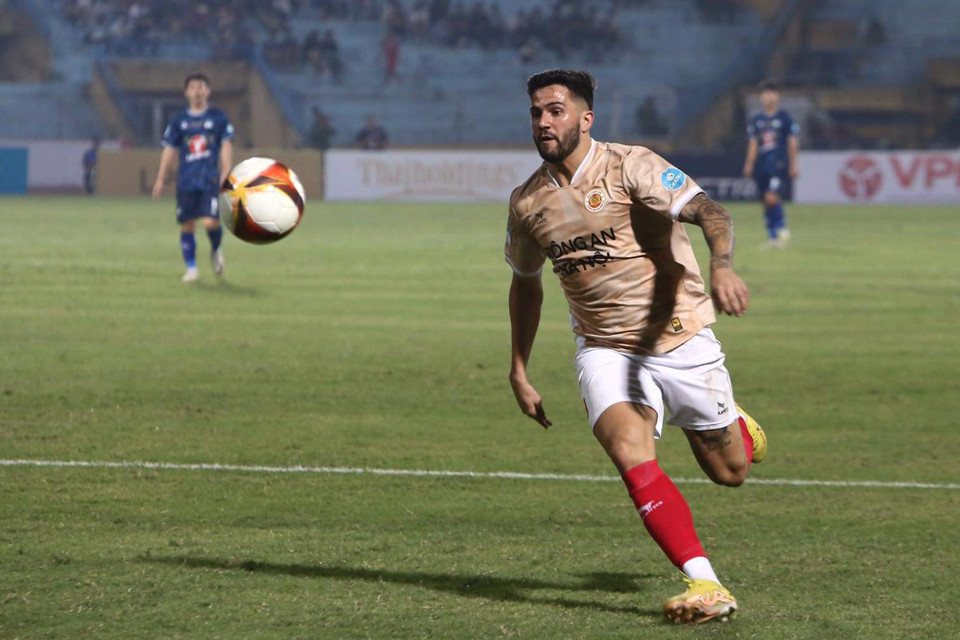 Sang hiệp hai, tiền đạo vào sân thay người là Jeferson Elias ghi bàn ấn định chiến thắng 2-1 cho Công an Hà Nội, qua đó loại LPBank Hoàng Anh Gia Lai khỏi đấu trường Cúp Quốc gia 2023/24. (Ảnh: Việt Anh/Vietnam+)