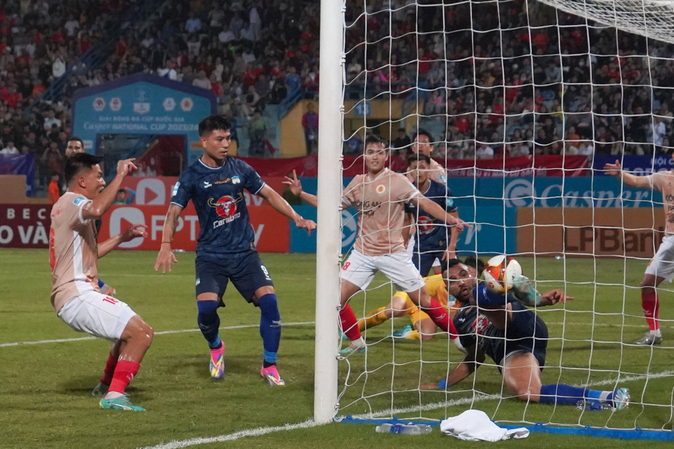 Phút thứ 36, Ngọc Thắng đánh đầu cận thành gỡ hòa cho đội chủ nhà. (Ảnh: Việt Anh/Vietnam+)