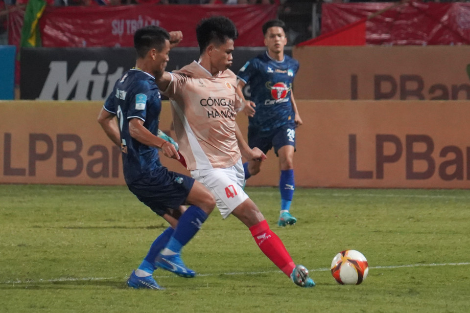 Tình huống dứt điểm của tiền đạo Bảo Trung đưa bóng đi không trúng khung thành. (Ảnh: Việt Anh/Vietnam+)