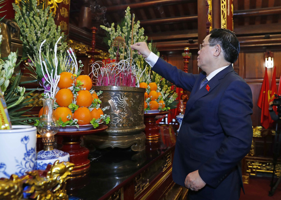 Chủ tịch Quốc hội Vương Đình Huệ dâng hương tưởng niệm Chủ tịch Hồ Chí Minh. (Ảnh: Nhan Sáng/TTXVN)