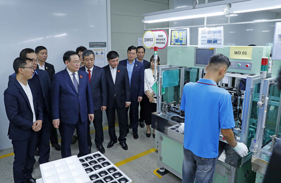Chủ tịch Quốc hội Vương Đình Huệ tham quan dây chuyền sản xuất của Công ty TNHH OHSUNG VINA tại Khu Công nghiệp Liên Hà Thái (Green-iP1), huyện Thái Thụy, tỉnh Thái Bình. (Ảnh: Nhan Sáng/TTXVN)
