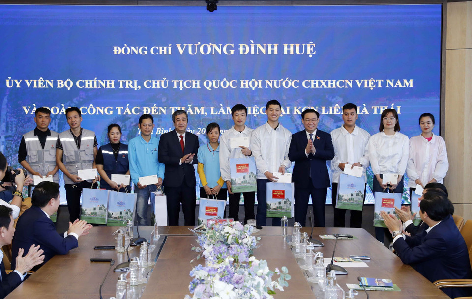 Chủ tịch Quốc hội Vương Đình Huệ tặng quà cho công nhân có hoàn cảnh khó khăn. (Ảnh: Nhan Sáng/TTXVN)